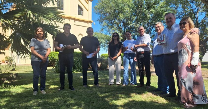 El senador Michlig y equipo de trabajo entregaron aportes y recorrieron obras en Arrufó