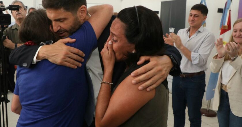 El Gobernador entregó escrituras de viviendas a vecinos de Santo Tomé