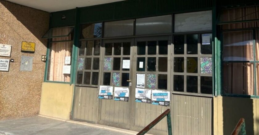 Entraron a robar a una escuela y encontraron a un ladrón dormido en la biblioteca