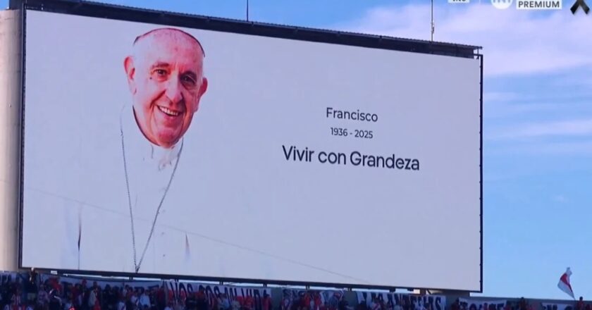 Emotivo homenaje al papa Francisco antes del superclásico en el Monumental