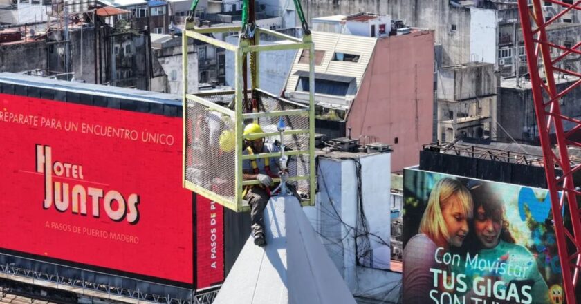 Después de casi un siglo, cambiaron el pararrayos del Obelisco