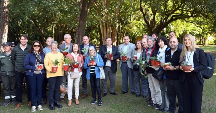 Un árbol, un graduado: Poletti participó de la plantación de árboles nativos en el norte de la ciudad