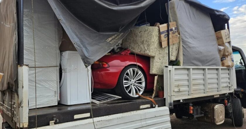 Secuestraron un auto BMW valuado en casi $100 millones dentro de un camión de mudanza