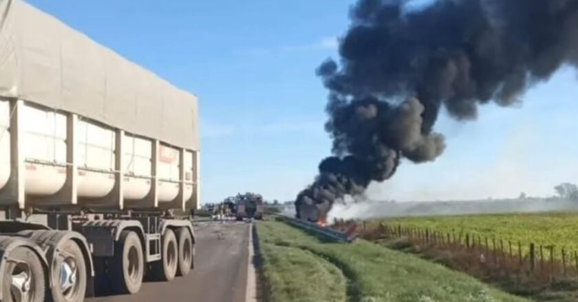 Choque fatal entre una ambulancia y cinco camiones en la Ruta 33