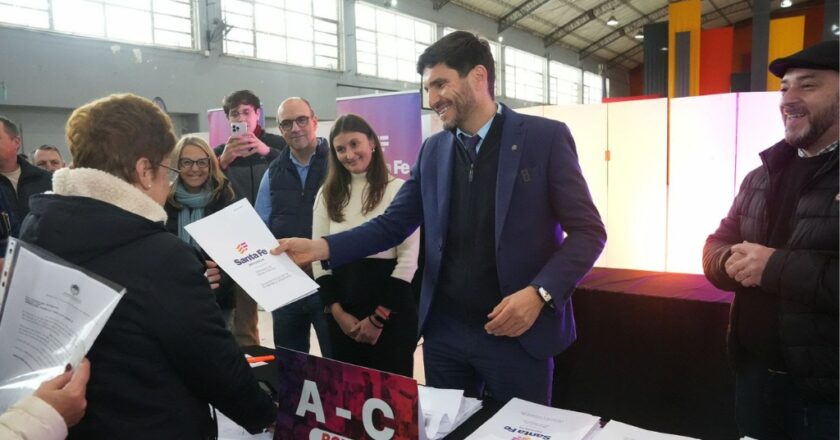 El gobernador Pullaro encabezó la entrega de escrituras de viviendas a 200 vecinos de la ciudad de Santa Fe