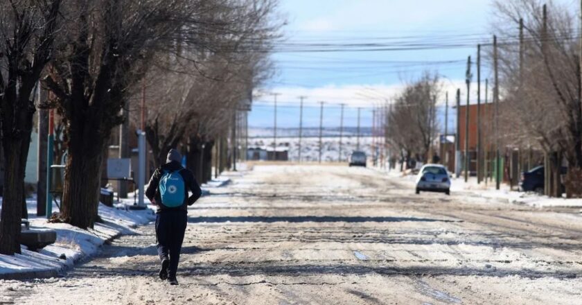 Congelados en la meseta: Maquinchao soporta -18° con escasa leña y precios inaccesibles
