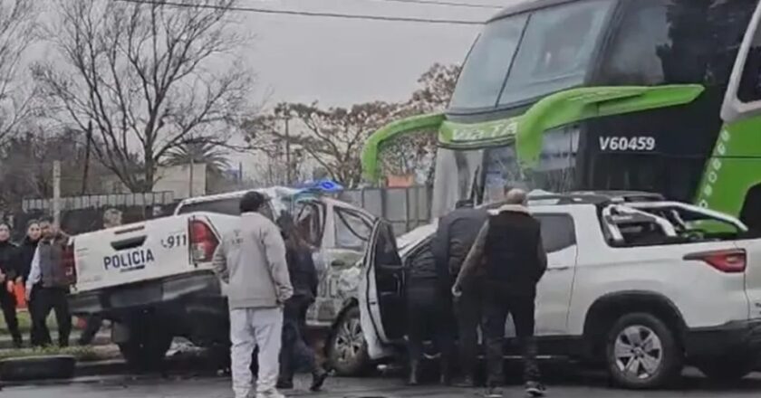 Un paciente psiquiátrico robó un patrullero y chocó contra un micro de larga distancia y una camioneta
