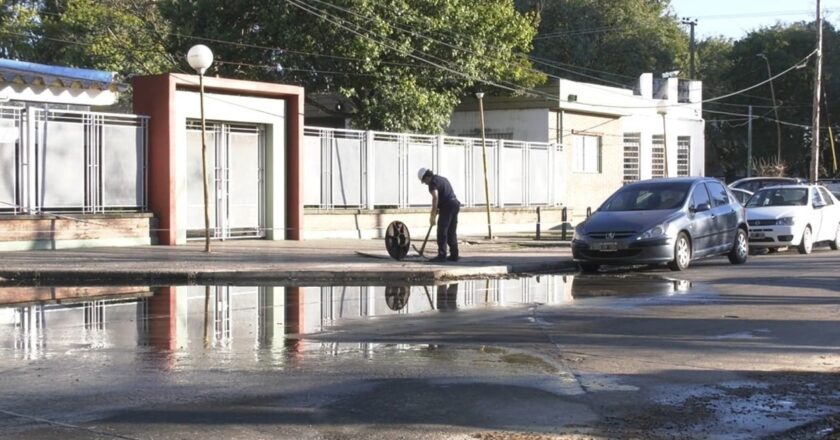 Obstrucción cloacal provoca fuga de agua frente a la Escuela Avellaneda de Santa Fe