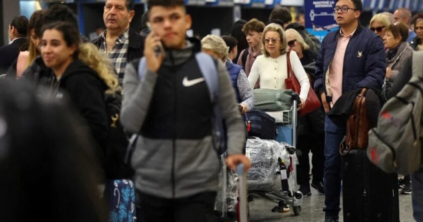 Fuga turística: en julio salieron del país más del doble de argentinos que turistas ingresaron