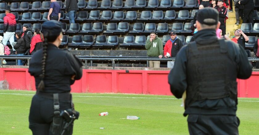 Santa Fe: Justicia prohíbe ingreso a estadios a 16 barras bravas de Colón.