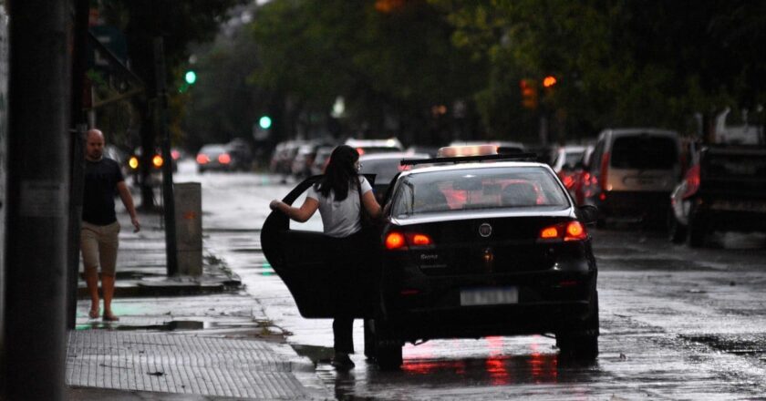 Santa Fe: el Gobierno provincial refuerza financiación para botones de pánico en taxis