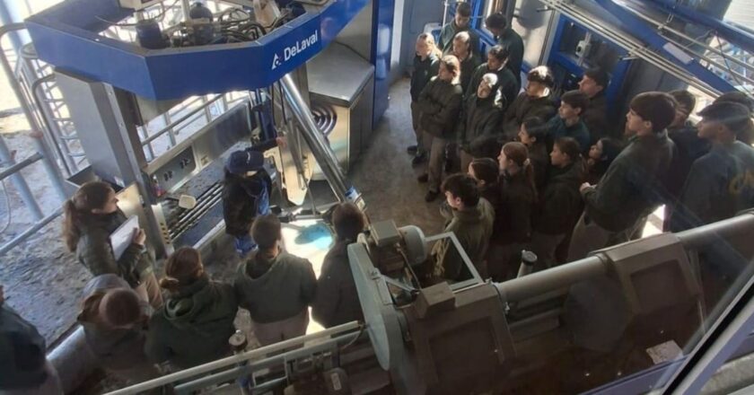 Agrotécnico de Venado Tuerto presenta innovador tambo robotizado