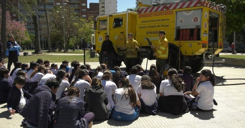 Capacitaron en manejo de emergencias a alumnos de la Escuela N° 518 de Barrio Candioti