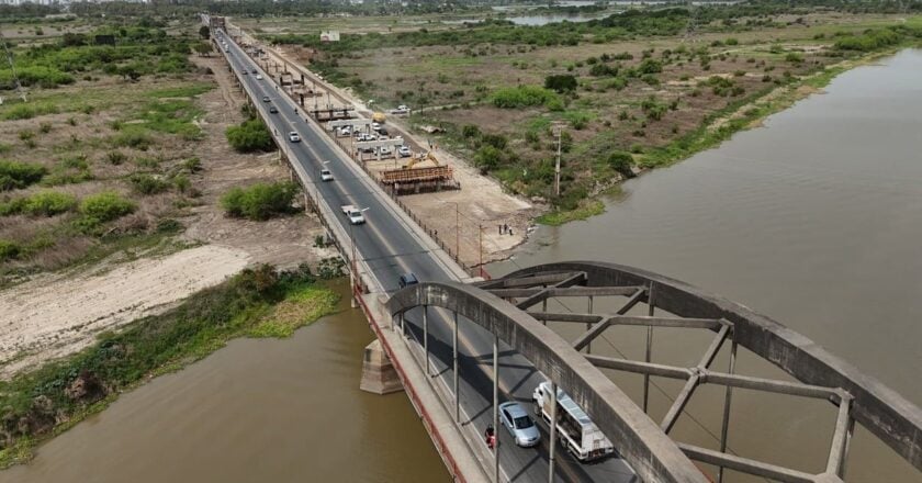Nuevo Puente Carretero: avanza la construcción de las columnas en el río Salado