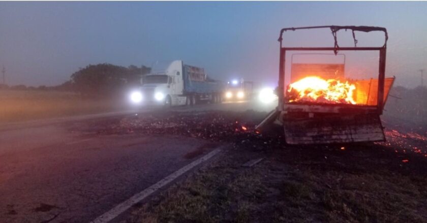Se incendió un camión con carga de papel en RN 34, a la altura de La Rubia