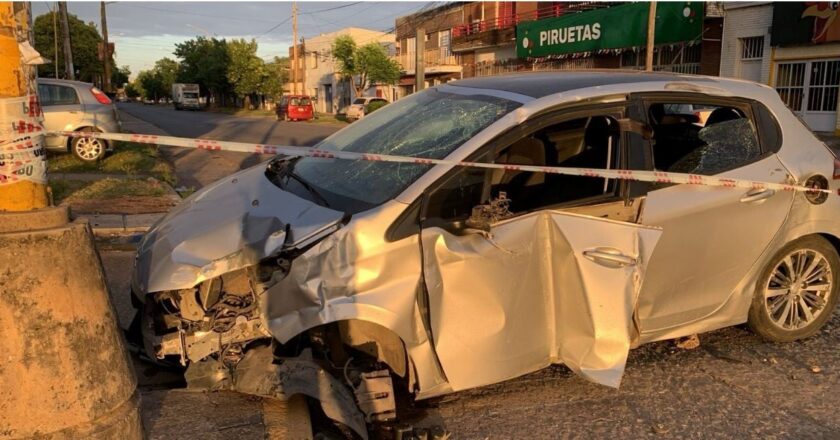 Accidente en Santa Fe: perdió el control del auto y chocó una garita de colectivos