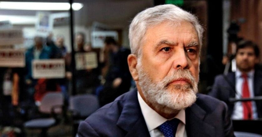 Julio De Vido se entregó en Comodoro Py para cumplir su condena