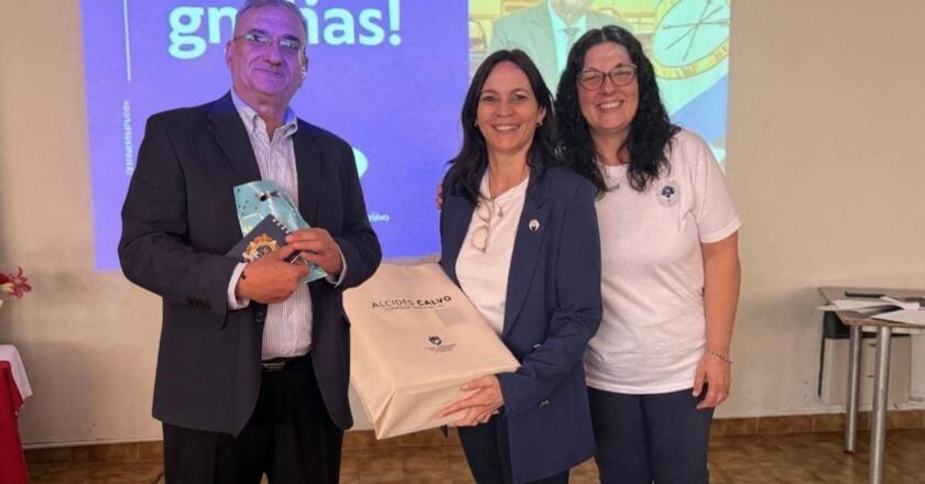 El senador Alcides Calvo expuso sobre la Reforma Constitucional ante estudiantes en Rafaela