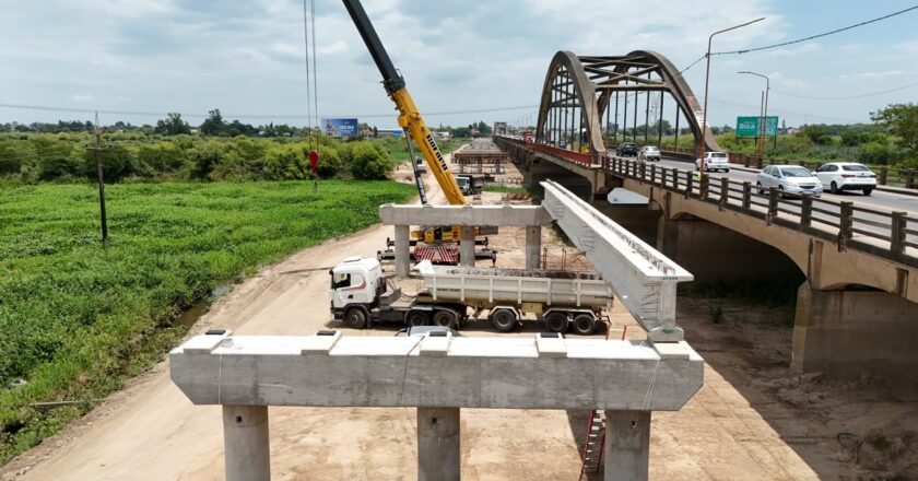 Comenzó el montaje de las vigas de 30 metros en el nuevo puente Santa Fe-Santo Tomé