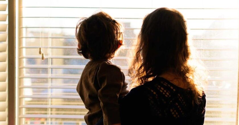 Sistemas de cuidado y licencia parental impulsan la autonomía económica femenina