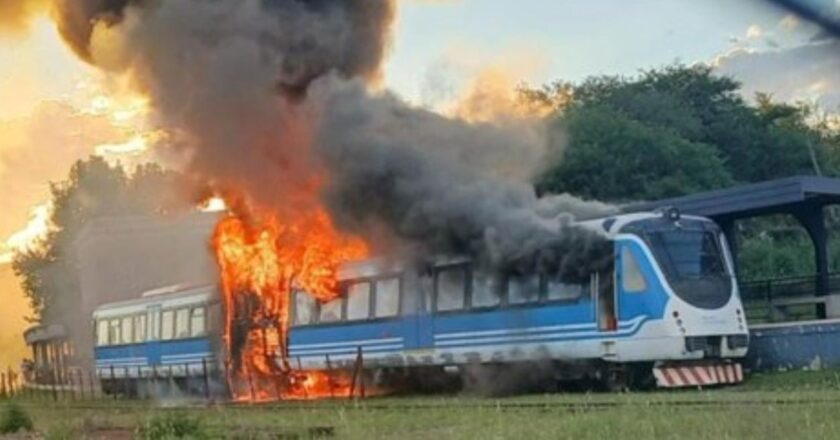 Incendio de dos vagones del Tren de las Sierras en Córdoba: evacuaron a 120 pasajeros
