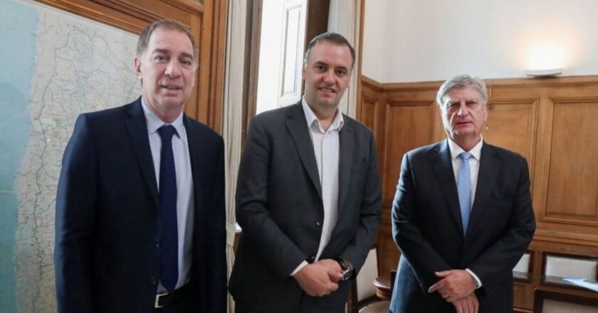 El gobernador pampeano Sergio Ziliotto reclamó a Adorni y Santilli debatir la Reforma Laboral