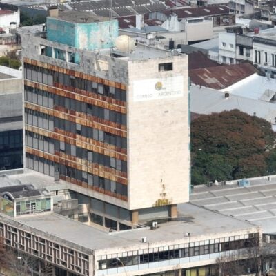 Peligro de derrumbe en el edificio del Correo de Santa Fe por su abandono