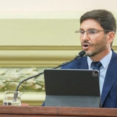 Pullaro promulgó la reforma que difiere por 30 días los aumentos a pasivos