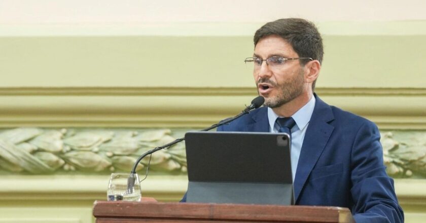 Pullaro promulgó la reforma que difiere por 30 días los aumentos a pasivos