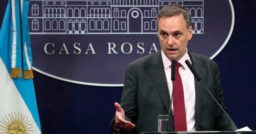 Manuel Adorni brindará conferencia de prensa ante la polémica por su continuidad en el cargo