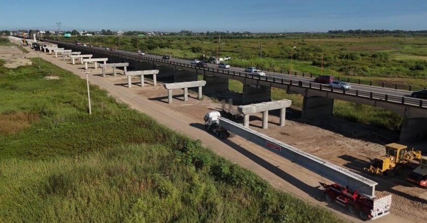 El nuevo Puente Carretero recibe la primera viga santafesina
