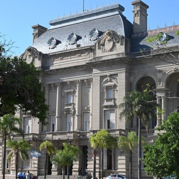 Gobierno de Santa Fe anuncia plan para aliviar deuda de estatales y privados