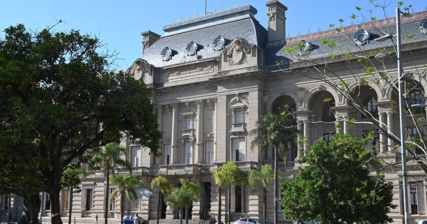 Gobierno de Santa Fe anuncia plan para aliviar deuda de estatales y privados