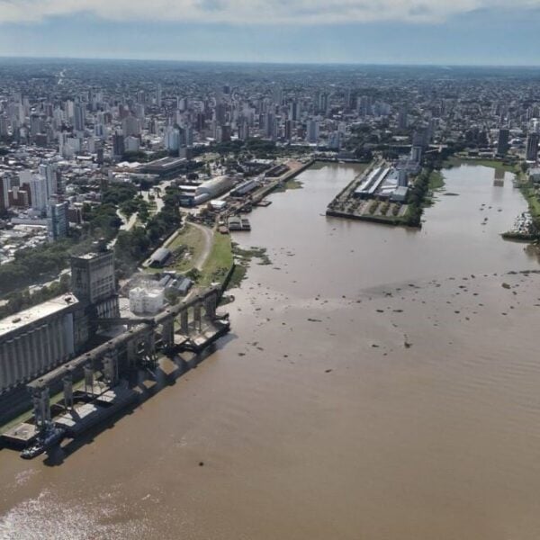 Zarpó nuevo embarque de maíz y trigo del Puerto de Santa Fe