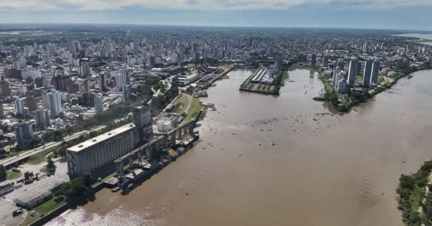 Zarpó nuevo embarque de maíz y trigo del Puerto de Santa Fe