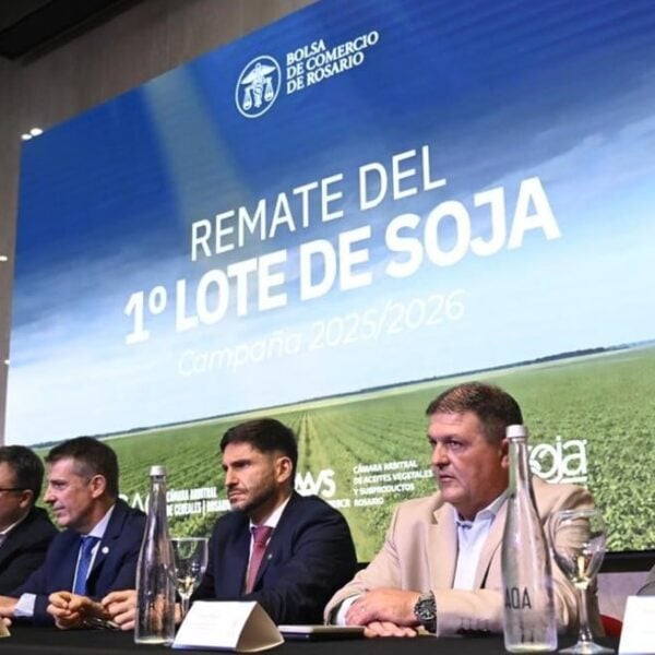 Pullaro participó del remate del primer lote de soja de la campaña 2023/24 en la Bolsa de Comercio de Rosario
