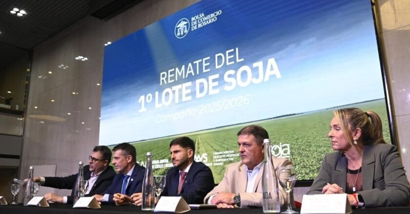 Pullaro participó del remate del primer lote de soja de la campaña 2023/24 en la Bolsa de Comercio de Rosario