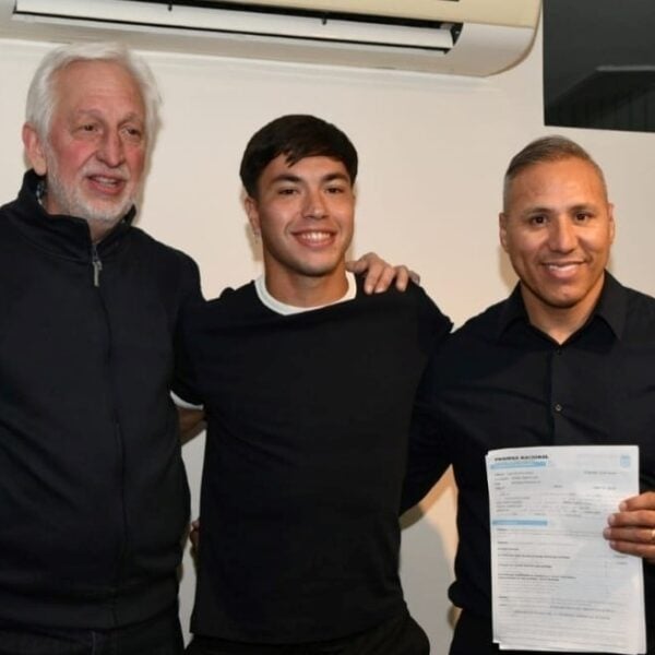 Nacho Lago renovó contrato con Colón