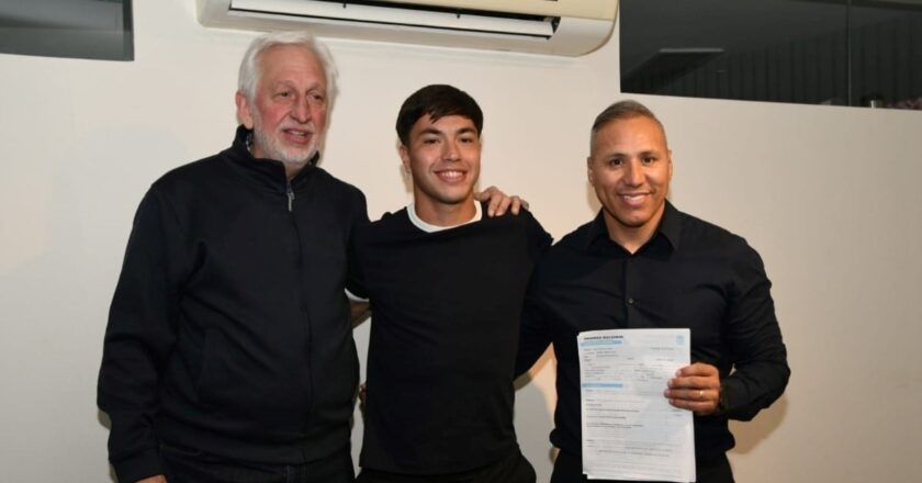 Nacho Lago renovó contrato con Colón
