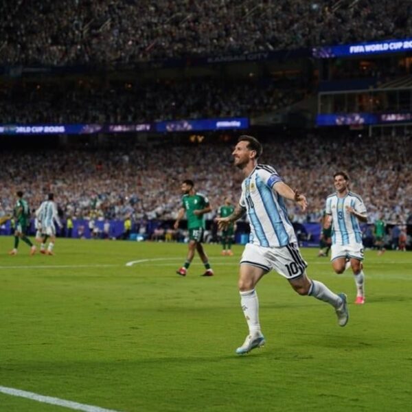Argentina le ganó a Argelia con hat-trick de Messi