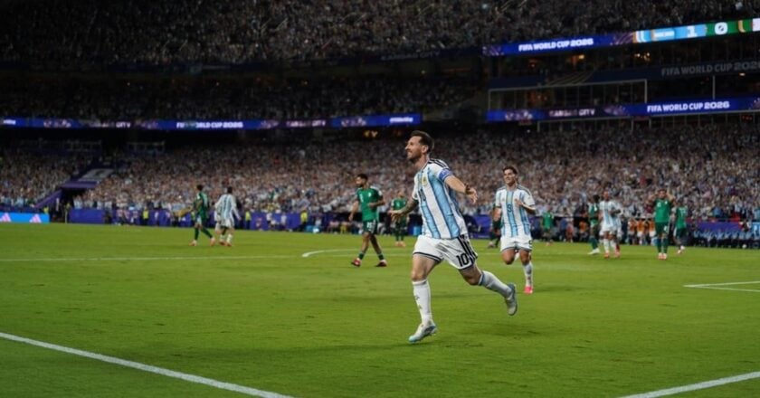Argentina le ganó a Argelia con hat-trick de Messi