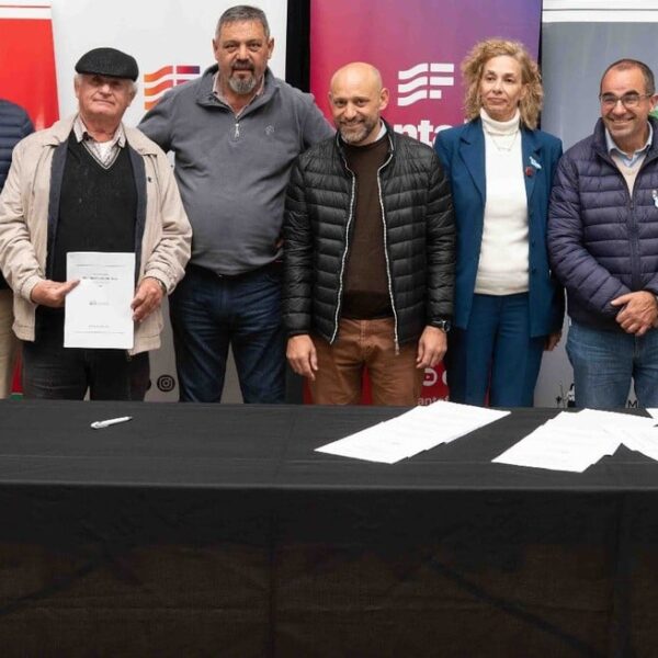 Anuncian aportes para el sector frutillero y avanzan proyectos de infraestructura para el arroz