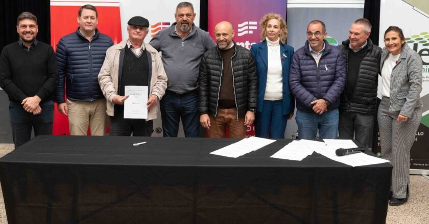 Anuncian aportes para el sector frutillero y avanzan proyectos de infraestructura para el arroz