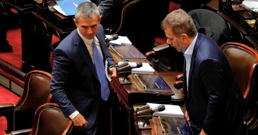 Oficialismo impulsa dos leyes en Diputados y busca correr el eje de Adorni