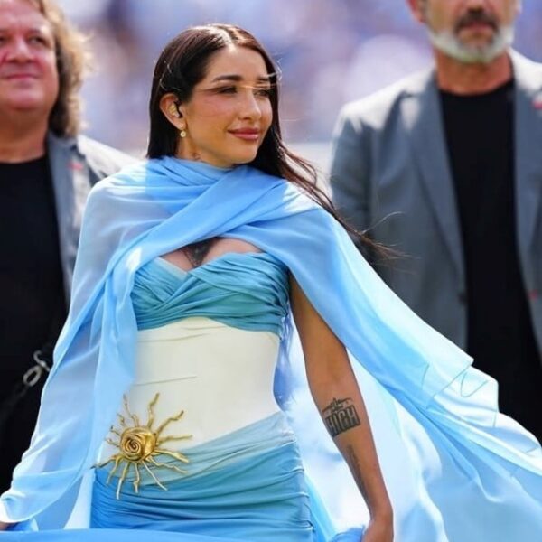 María Becerra, después del escándalo, se plantó en Barcelona y la rompió con la bandera argentina