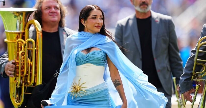 María Becerra, después del escándalo, se plantó en Barcelona y la rompió con la bandera argentina