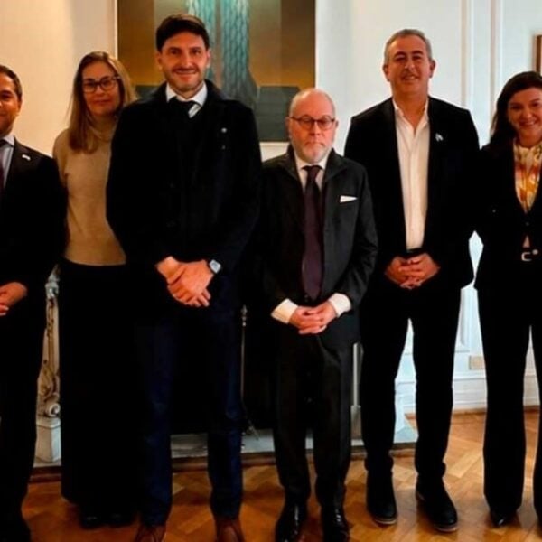 Pullaro finalizó su gira en Chile con un encuentro junto al embajador Faurie