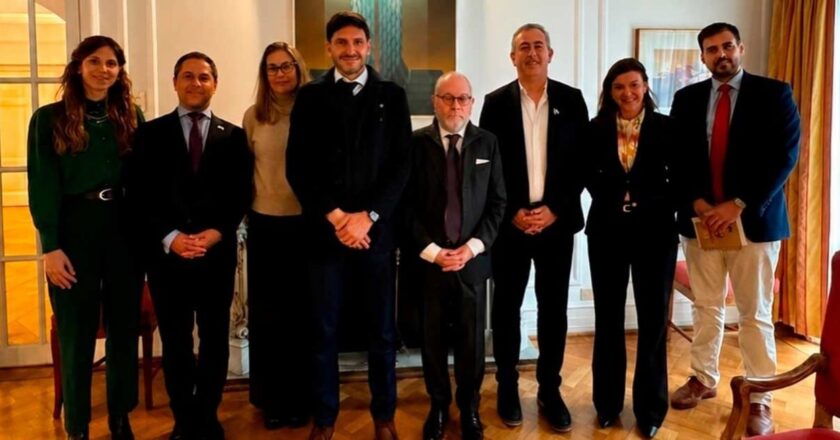 Pullaro finalizó su gira en Chile con un encuentro junto al embajador Faurie