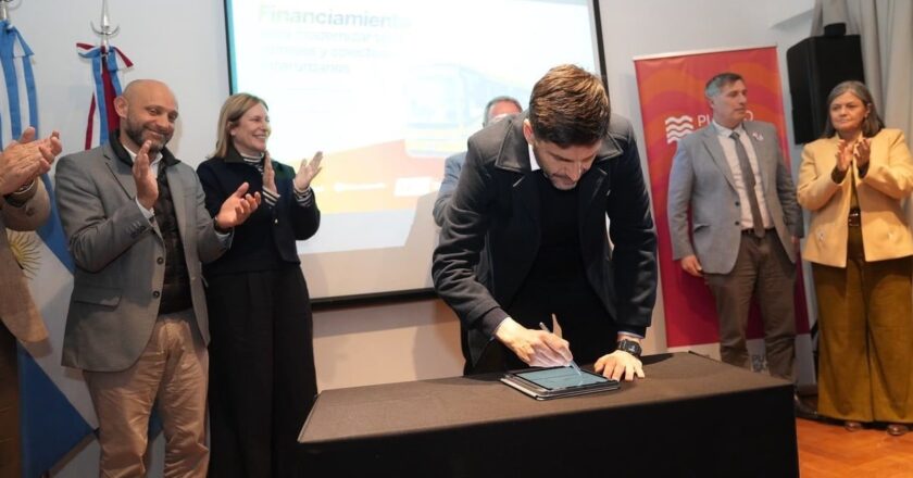 Santa Fe lanza créditos para renovar colectivos interurbanos, taxis y remises