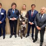 Javier Milei viaja a París acompañado por gobernadores provinciales